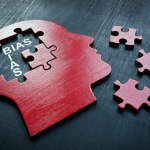 人事評価に潜む確証バイアスとは?公平性をゆがめる心理の仕組みと防止策