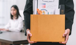 懲戒解雇とは？有給休暇や退職金の扱いと解雇との違い、失業手当の影響を徹底解説