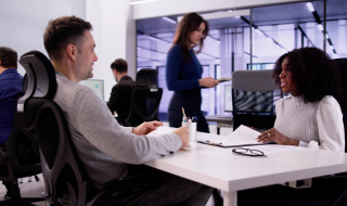 エンゲージメントが低い職場の特徴とは？原因・理由と改善方法を解説