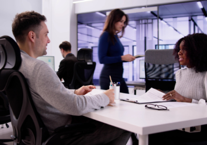 エンゲージメントが低い職場の特徴とは？原因・理由と改善方法を解説