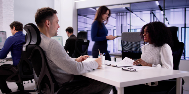 エンゲージメントが低い職場の特徴とは？原因・理由と改善方法を解説